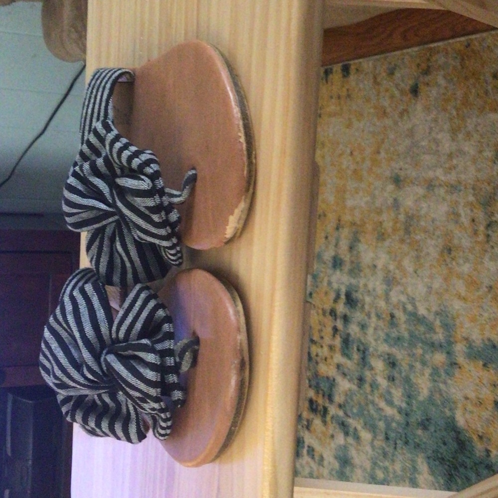 Nature Breeze Black and White Bow Sandals